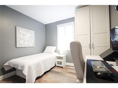 2105 Maplewood Drive, Burlington, ON - Indoor Photo Showing Bedroom