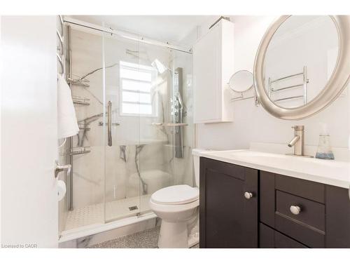 2105 Maplewood Drive, Burlington, ON - Indoor Photo Showing Bathroom