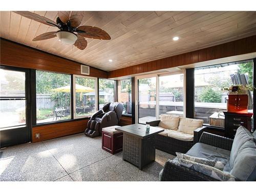 2105 Maplewood Drive, Burlington, ON - Indoor Photo Showing Living Room
