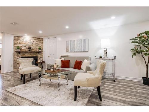 2105 Maplewood Drive, Burlington, ON - Indoor Photo Showing Living Room