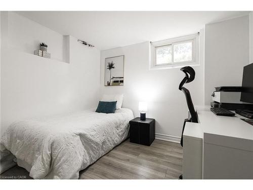 2105 Maplewood Drive, Burlington, ON - Indoor Photo Showing Bedroom