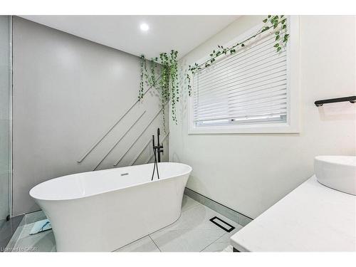 107 Deschene Avenue, Hamilton, ON - Indoor Photo Showing Bathroom