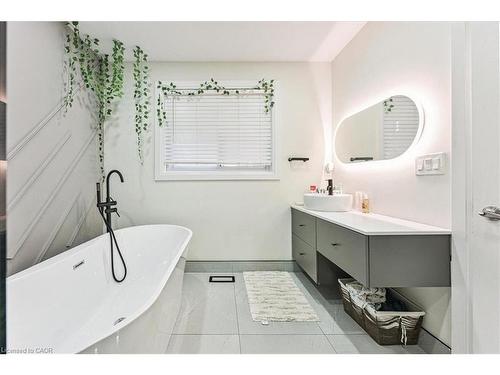 107 Deschene Avenue, Hamilton, ON - Indoor Photo Showing Bathroom