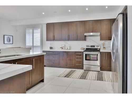 958 Irish Moss Road, Mississauga, ON - Indoor Photo Showing Kitchen With Double Sink