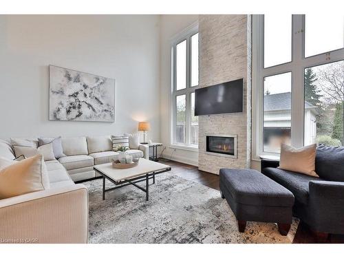 958 Irish Moss Road, Mississauga, ON - Indoor Photo Showing Living Room With Fireplace