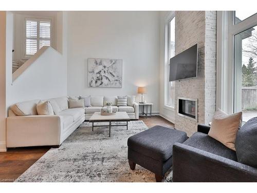 958 Irish Moss Road, Mississauga, ON - Indoor Photo Showing Living Room With Fireplace