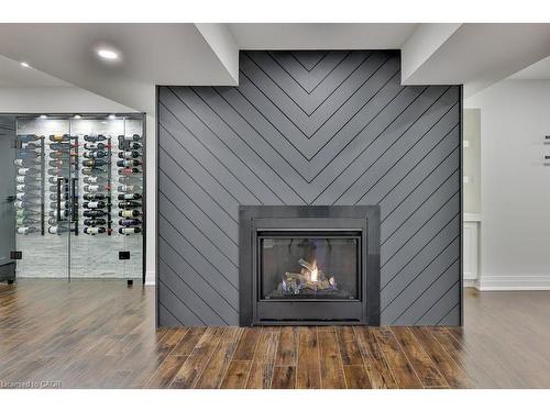 958 Irish Moss Road, Mississauga, ON - Indoor Photo Showing Living Room With Fireplace