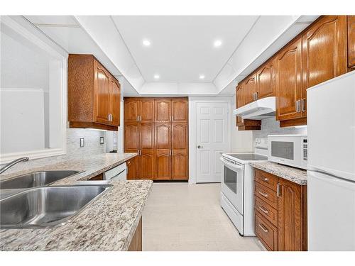 372 Silverbirch Boulevard, Mount Hope, ON - Indoor Photo Showing Kitchen With Double Sink