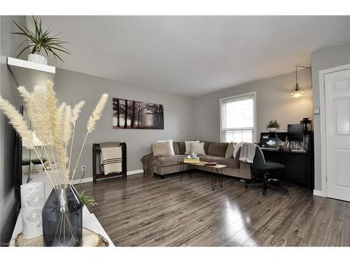 427 Bankside Crescent, Kitchener, ON - Indoor Photo Showing Living Room