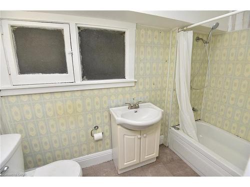 69 Gage Avenue N, Hamilton, ON - Indoor Photo Showing Bathroom