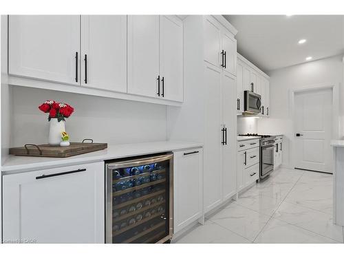 209 Jeffrey Place, Kitchener, ON - Indoor Photo Showing Kitchen