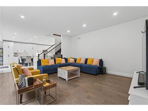 209 Jeffrey Place, Kitchener, ON - Indoor Photo Showing Living Room