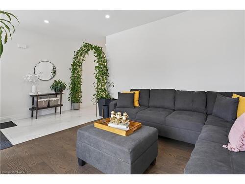 209 Jeffrey Place, Kitchener, ON - Indoor Photo Showing Living Room