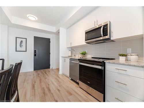 406-335 Wheat Boom Drive, Oakville, ON - Indoor Photo Showing Kitchen