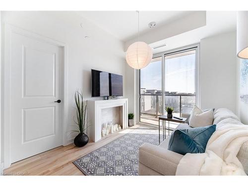 406-335 Wheat Boom Drive, Oakville, ON - Indoor Photo Showing Other Room