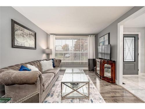 383 East 24Th Street, Hamilton, ON - Indoor Photo Showing Living Room
