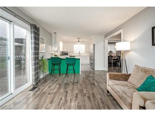 383 East 24Th Street, Hamilton, ON - Indoor Photo Showing Living Room