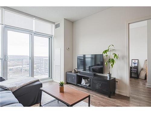 2001-2093 Fairview Street, Burlington, ON - Indoor Photo Showing Living Room