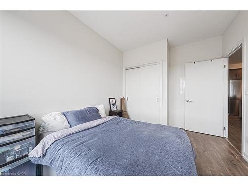 2001-2093 Fairview Street, Burlington, ON - Indoor Photo Showing Bedroom