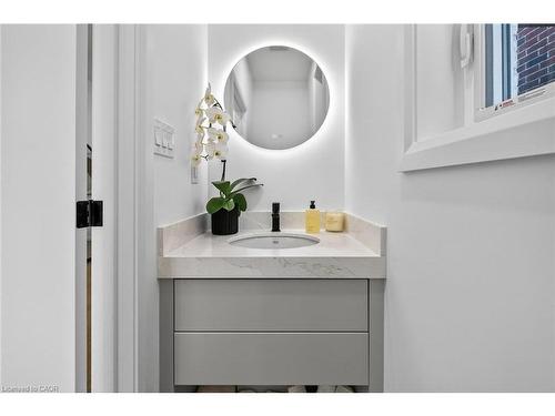 16 Sagewood Drive, Hamilton, ON - Indoor Photo Showing Bathroom