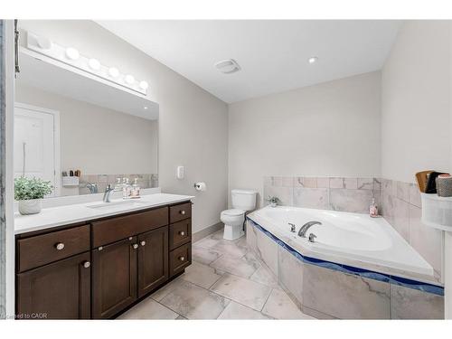 45 Hemlock Way, Grimsby, ON - Indoor Photo Showing Bathroom