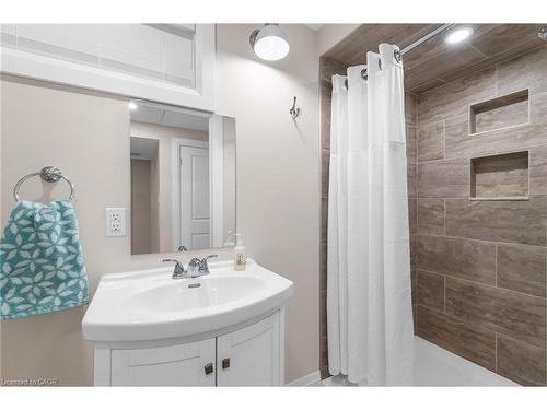 45 Hemlock Way, Grimsby, ON - Indoor Photo Showing Bathroom
