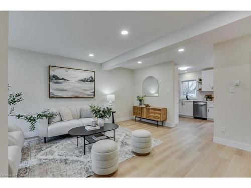 1855 Marconi Boulevard, London, ON - Indoor Photo Showing Living Room