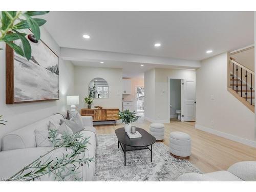 1855 Marconi Boulevard, London, ON - Indoor Photo Showing Living Room