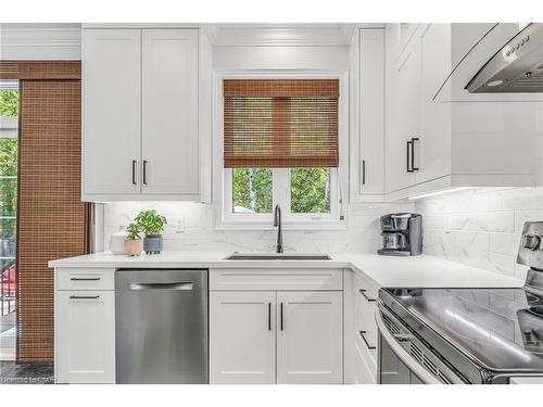 273 Duskywing Way, Oakville, ON - Indoor Photo Showing Kitchen With Upgraded Kitchen