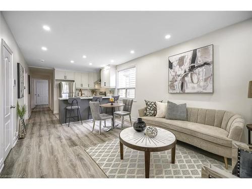 230 Mcanulty Boulevard, Hamilton, ON - Indoor Photo Showing Living Room