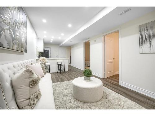 230 Mcanulty Boulevard, Hamilton, ON - Indoor Photo Showing Living Room