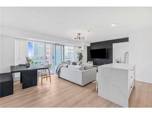 1406-100 Western Battery Road, Toronto, ON - Indoor Photo Showing Living Room