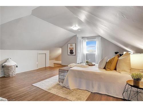 211 Dolph Street N, Cambridge, ON - Indoor Photo Showing Bedroom