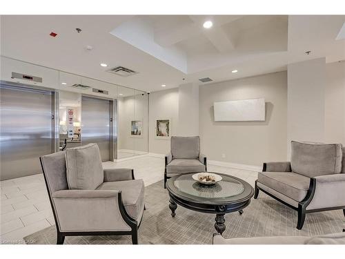 210-399 Elizabeth Street, Burlington, ON - Indoor Photo Showing Living Room