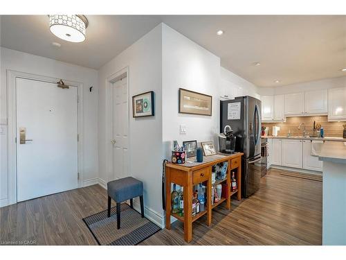 210-399 Elizabeth Street, Burlington, ON - Indoor Photo Showing Kitchen