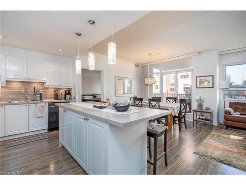 210-399 Elizabeth Street, Burlington, ON - Indoor Photo Showing Kitchen With Upgraded Kitchen