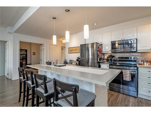 210-399 Elizabeth Street, Burlington, ON - Indoor Photo Showing Kitchen With Upgraded Kitchen