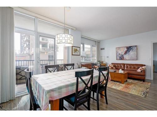 210-399 Elizabeth Street, Burlington, ON - Indoor Photo Showing Dining Room