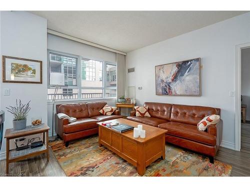 210-399 Elizabeth Street, Burlington, ON - Indoor Photo Showing Living Room