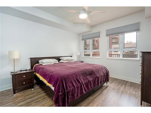 210-399 Elizabeth Street, Burlington, ON - Indoor Photo Showing Bedroom