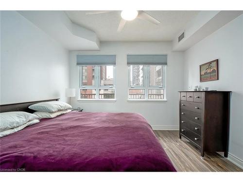 210-399 Elizabeth Street, Burlington, ON - Indoor Photo Showing Bedroom