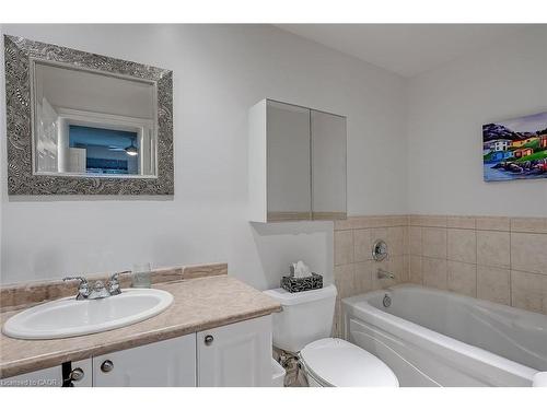 210-399 Elizabeth Street, Burlington, ON - Indoor Photo Showing Bathroom