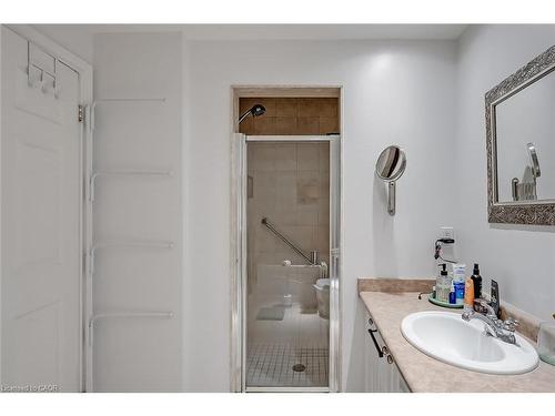 210-399 Elizabeth Street, Burlington, ON - Indoor Photo Showing Bathroom