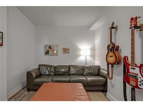 210-399 Elizabeth Street, Burlington, ON - Indoor Photo Showing Living Room