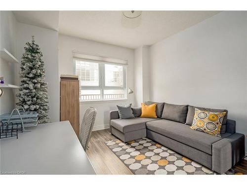 210-399 Elizabeth Street, Burlington, ON - Indoor Photo Showing Living Room