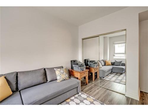 210-399 Elizabeth Street, Burlington, ON - Indoor Photo Showing Living Room