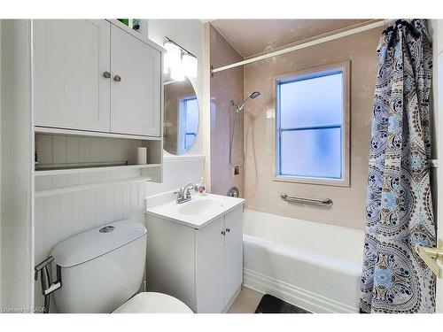 29 Second Street N, Stoney Creek, ON - Indoor Photo Showing Bathroom