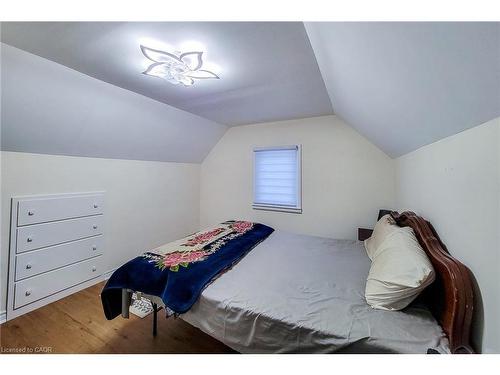 29 Second Street N, Stoney Creek, ON - Indoor Photo Showing Bedroom
