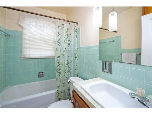 162 East 18Th Street, Hamilton, ON - Indoor Photo Showing Bathroom