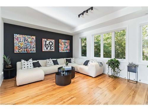 25-405 Plains Road E, Burlington, ON - Indoor Photo Showing Living Room